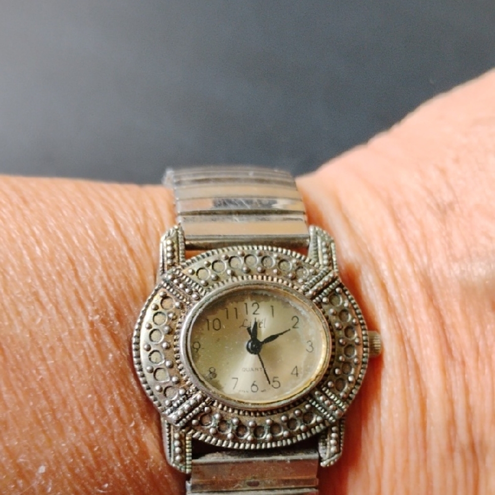 Elegant Silver Tone Women's Watch